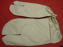 Load image into Gallery viewer, Original WW2 British Army Gunners Winter White Gloves - Dated 1941
