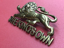 Lade das Bild in den Galerie-Viewer, Original WW2 British Army Kings Crown Cap Badge - The Kings Own

