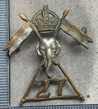 Lade das Bild in den Galerie-Viewer, Original WW2 British Army 27th Lancers Cap Badge - King&#39;s Crown
