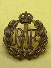 Charger l&#39;image dans la galerie, Original WW2 RAF Royal Air Force Brass Cap Badge
