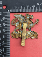 Lade das Bild in den Galerie-Viewer, Original WW2 British Army Buffs (Royal East Kent Regiment) Cap Badge
