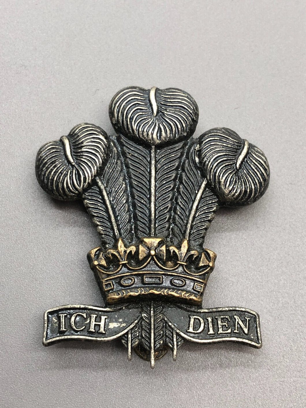 Originales Mützenabzeichen des Royal Regiment of Wales der britischen Armee 