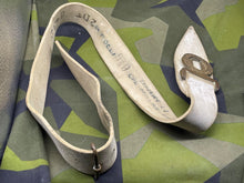 Charger l&#39;image dans la galerie, Original British Army Buff White Leather Belt - Somerset LI TA Marked- 36&quot; Waist - The Militaria Shop
