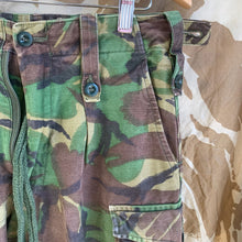 Lade das Bild in den Galerie-Viewer, British Army DPM Camouflaged Temperate Trousers - 75/80/96 - Vintage Clothing
