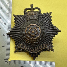 Charger l&#39;image dans la galerie, Royal Hampshire Officers Bronze - Genuine British Army Cap Badge
