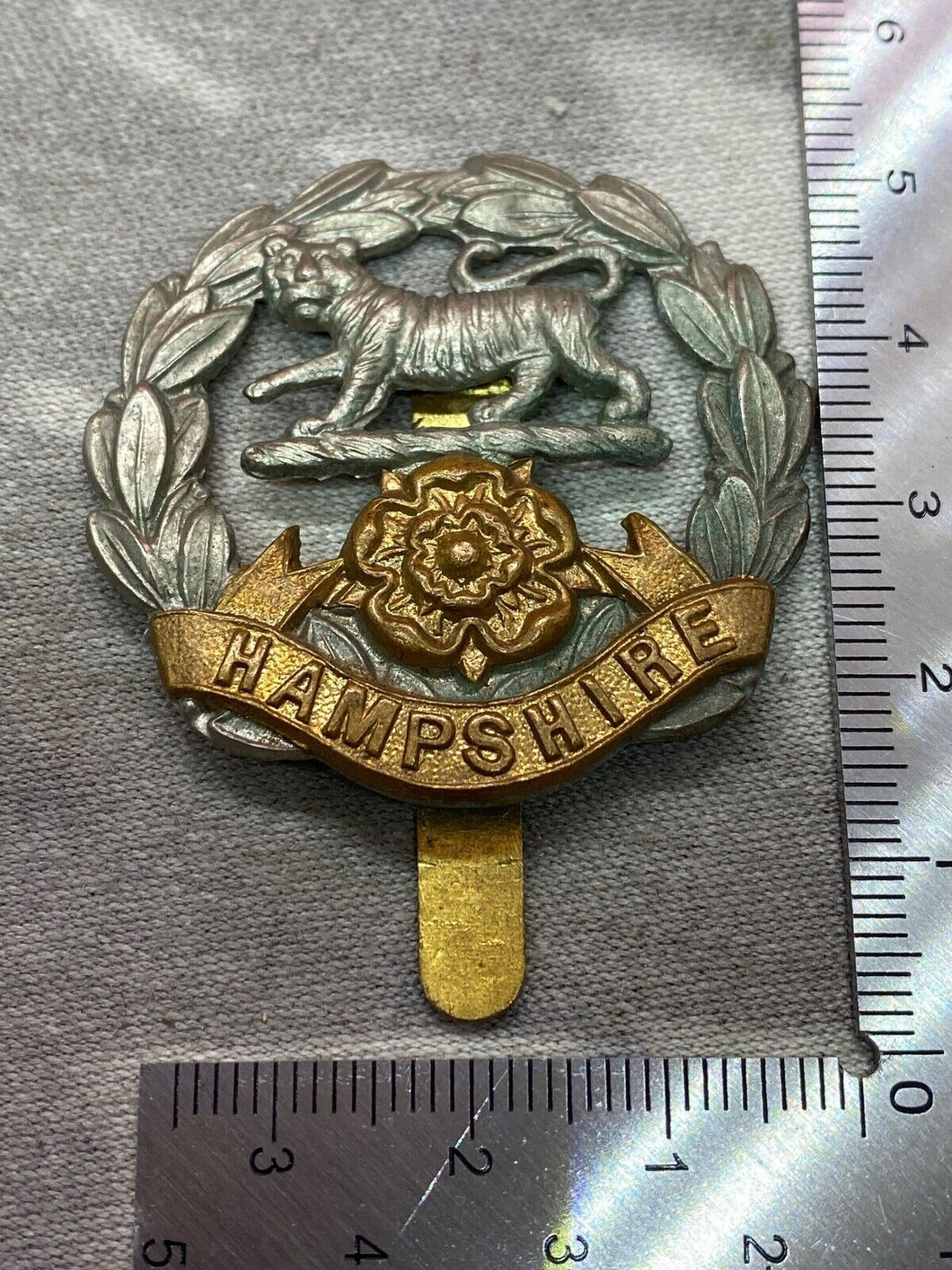 Original British Army WW1 / WW2 The Hamshire Regiment Cap Badge