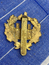 Load image into Gallery viewer, Original WW1 / WW2 British Army The Essex Regiment Cap Badge
