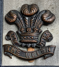 Charger l&#39;image dans la galerie, Original WW2 British Army Welch Regiment Cap Badge
