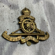 Lade das Bild in den Galerie-Viewer, Original WW2 British Army Royal Artillery RA Cap Badge
