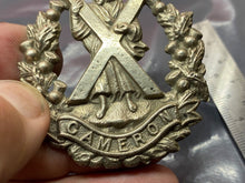 Lade das Bild in den Galerie-Viewer, Original WW1/WW2 British Army Cameron Highlander&#39;s Cast Theatre Made Cast Badge
