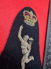 Lade das Bild in den Galerie-Viewer, British Army Bullion Embroidered Blazer Badge - Royal Signals - Queen&#39;s Crown
