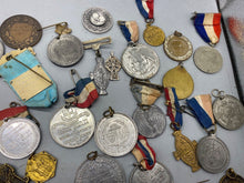 Charger l&#39;image dans la galerie, Bulk Lot of British Coronation &amp; Commemorative Badges, Medals &amp; Coins
