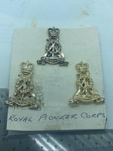 Charger l&#39;image dans la galerie, Original British Army Royal Pioneer Corps Cap and Collar Badges
