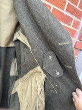 Charger l&#39;image dans la galerie, Original WW2 British Army Officers Greatcoat - Captain Rank Pips - 38&quot; Chest
