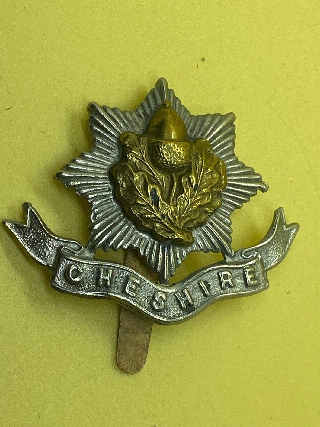 Originales Mützenabzeichen des Cheshire-Regiments der britischen Armee aus dem 1. Weltkrieg 