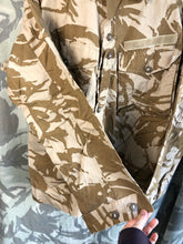 Charger l&#39;image dans la galerie, Genuine British Army Desert DPM Camouflaged Tropical Combat Jacket - 170/104
