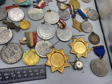 Charger l&#39;image dans la galerie, Bulk Lot of British Coronation &amp; Commemorative Badges, Medals &amp; Coins
