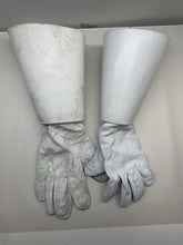 Lade das Bild in den Galerie-Viewer, Genuine British Army Household Cavalry White Leather Gauntlet Parade Gloves
