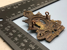 Charger l&#39;image dans la galerie, Genuine WW2 Royal Regiment of Canada Cap Badge - Kings Crown
