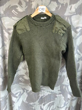 Lade das Bild in den Galerie-Viewer, Echter schwerer Pullover aus olivgrünem Jersey für Herren der britischen Armee – Größe 4 – 86,4 cm Brustumfang 
