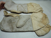 Load image into Gallery viewer, Original WW2 Pattern British Army White Camouflaged Gloves / Gunners Mittens
