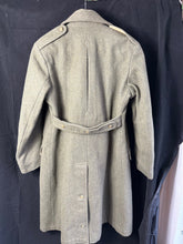 Charger l&#39;image dans la galerie, Original WW2 British Army Soldiers Greatcoat - 38&quot; Chest
