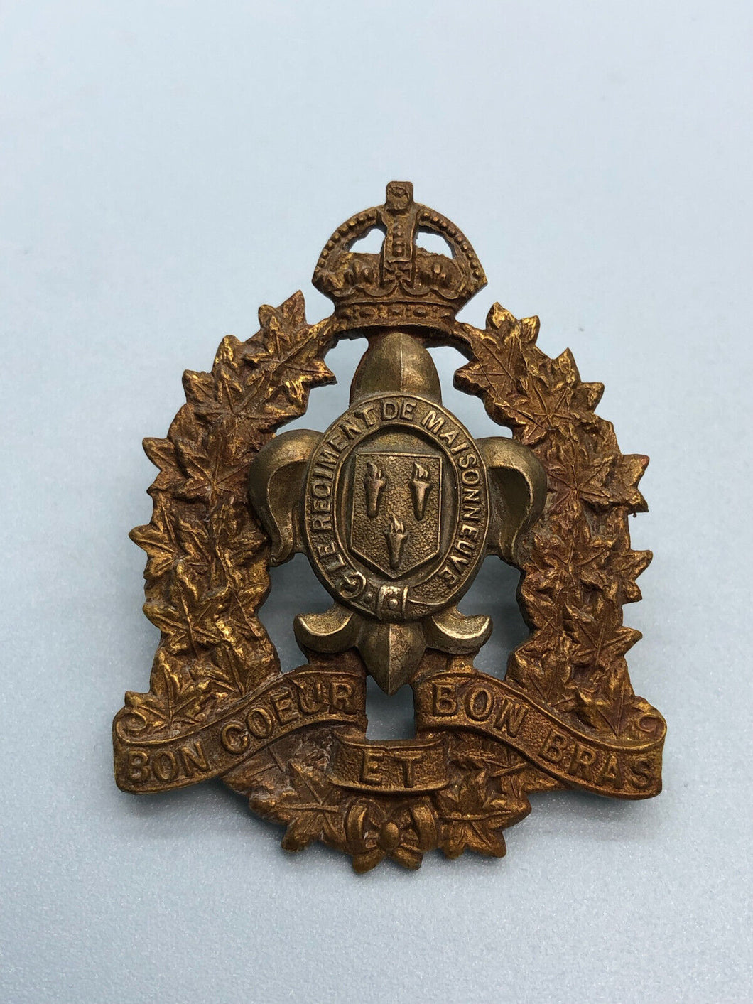 Genuine WW2 Canadian Army Le Régiment de Maisonneuve Cap Badge