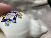 Lade das Bild in den Galerie-Viewer, Original Vintage Crested China Ware Sea Shell - Ryde - Isle of Wight
