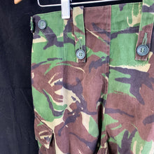 Lade das Bild in den Galerie-Viewer, Genuine British Army DPM Camouflaged Combat Trousers Lightweight - Size 80/76/92
