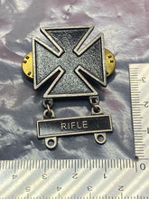 Charger l&#39;image dans la galerie, Original US Army WW2 Award Badge with RIFLE Bar
