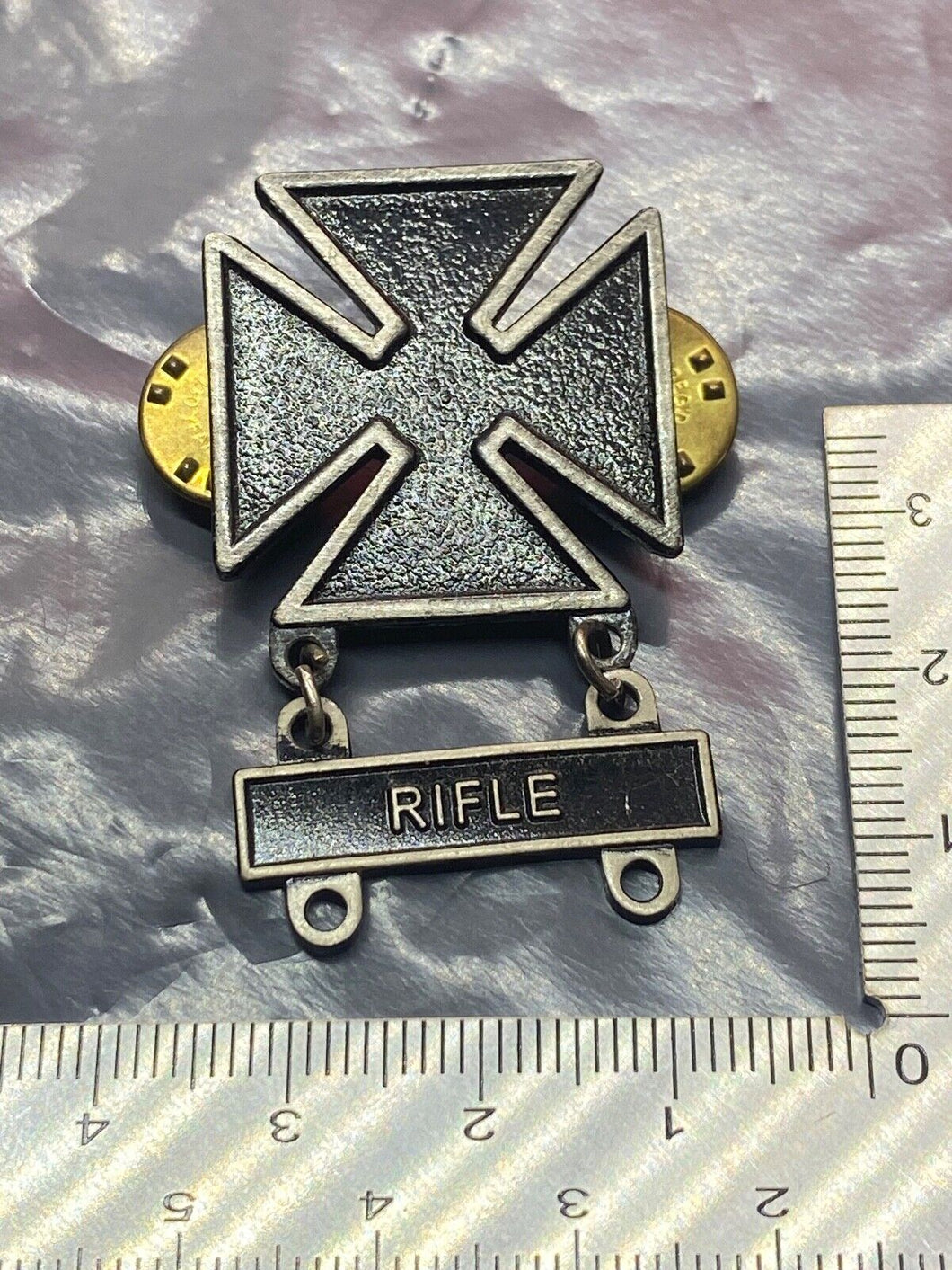 Original US Army WW2 Award Badge with RIFLE Bar