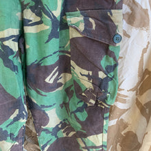 Lade das Bild in den Galerie-Viewer, British Army DPM Camouflaged Temperate Trousers - 76/80/96 - Vintage Clothing
