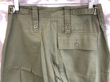 Charger l&#39;image dans la galerie, Genuine British Army Olive Green Lightweight Fatigue Combat Trousers - 85/88/104
