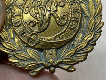 Lade das Bild in den Galerie-Viewer, Original British Army - Victorian Crown Royal Engineers Cap Badge
