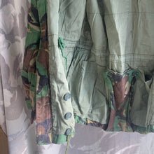 Lade das Bild in den Galerie-Viewer, Originale Kampfjacke im Camouflage-Muster DPM 1968 der britischen Armee – Größe 36&quot; 
