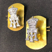 Lade das Bild in den Galerie-Viewer, Original British Collar Badge Pair - Green Howards - The Militaria Shop
