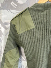 Lade das Bild in den Galerie-Viewer, Genuine British Army Man&#39;s Heavy Jersey Olive Drab Pull Over - Size 1- 30&quot; Chest
