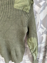 Charger l&#39;image dans la galerie, Genuine British Army Man&#39;s Heavy Jersey Olive Drab Pull Over - Size 2- 32&quot; Chest
