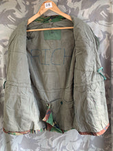 Charger l&#39;image dans la galerie, British Army DPM 1968 Pattern Camouflaged Combat Smock Jacket - Size 3 - 40&quot; C
