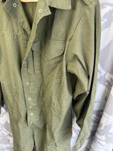 Lade das Bild in den Galerie-Viewer, Original British Army Olive Green Men&#39;s Coveralls - 170/92

