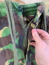 Lade das Bild in den Galerie-Viewer, Britische Armee DPM Camouflage Hose für gemäßigte Temperaturen - 75/80/96 - Vintage Kleidung
