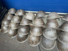 Lade das Bild in den Galerie-Viewer, Original WW2 British / Canadian Army Mk3 Hi-Rivet Turtle Combat Helmet
