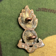 Load image into Gallery viewer, Original British Army WW2 Collar Badge - Royal Artillery - The Militaria Shop
