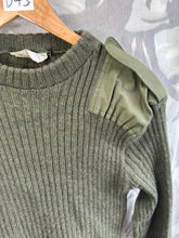 Charger l&#39;image dans la galerie, Genuine British Army Man&#39;s Heavy Jersey Olive Drab Pull Over - Size 2- 32&quot; Chest
