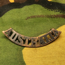 Load image into Gallery viewer, Genuine Australian Army WW1 Brass Shoulder Title - AUSTRALIA - The Militaria Shop
