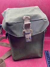 Charger l&#39;image dans la galerie, Original WW2 British Army Assault Gas Mask Carrying Bag - Dated 1943
