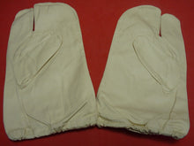 Load image into Gallery viewer, Original WW2 British Army Gunners Winter White Gloves - Dated 1941
