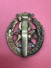 Lade das Bild in den Galerie-Viewer, Original WW2 British Army Kings Crown Cap Badge - York and Lancaster Regiment
