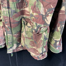 Lade das Bild in den Galerie-Viewer, Original getarnte DPM-Kampffeldjacke der britischen Armee – Brustumfang 42 Zoll
