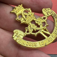 Lade das Bild in den Galerie-Viewer, Genuine WW2 Canadian 4th Princess Louise Dragoon Guards Cap Badge
